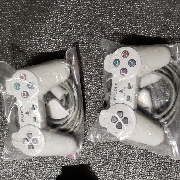 Playstation 1 with 2 rare controllers + 2 regular controllers - Picture 4 of 4